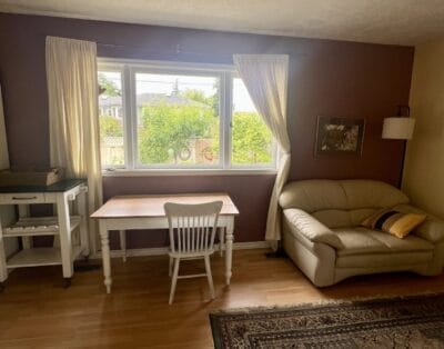 Sunny studio for one in Victoria