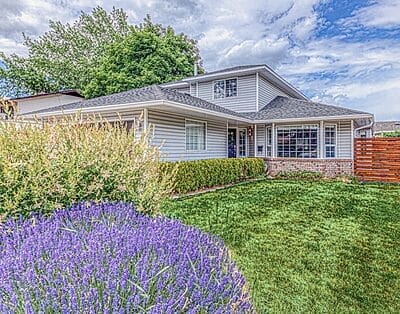 Beautiful Fully furnished house 2 block from Skaha