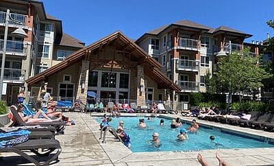 Furnished 1 bed and den STEPS TO LAKE DT