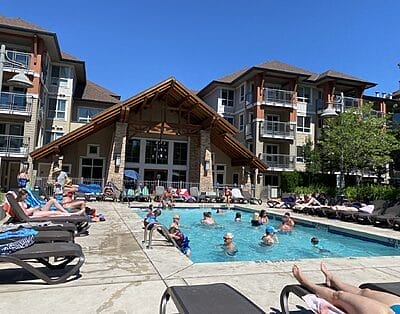 Furnished 1 bed and den STEPS TO LAKE DT