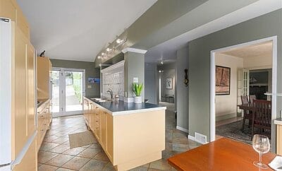 🌿A Serene Retreat in Kerrisdale Character Home — Unobstructed Mountain Views, Arbutus Greenway Backyard