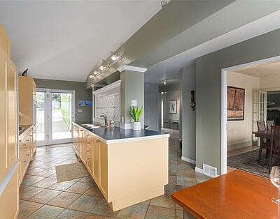 🌿A Serene Retreat in Kerrisdale Character Home — Unobstructed Mountain Views, Arbutus Greenway Backyard